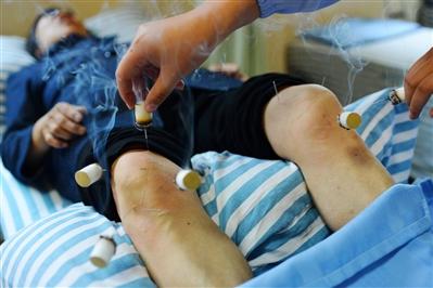 膝盖疼风湿性关节炎针灸哪里 2003鄂州市牛香筠知识普及