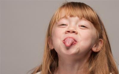 小儿舌苔白是什么原因造成的？ 